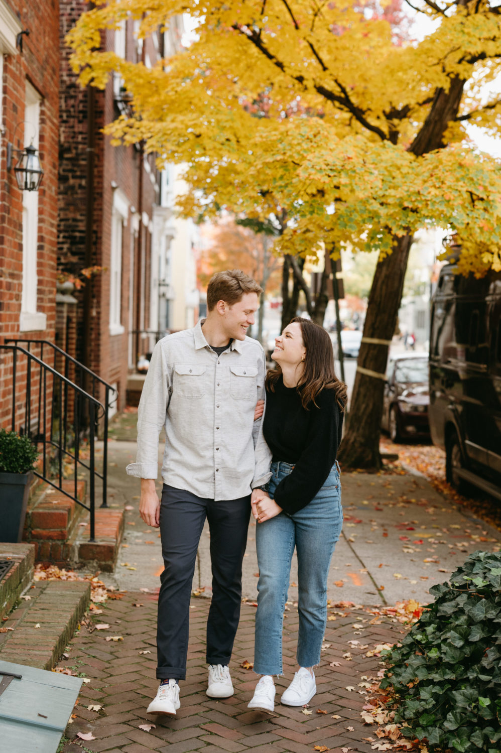 engagement session outfits fall couple