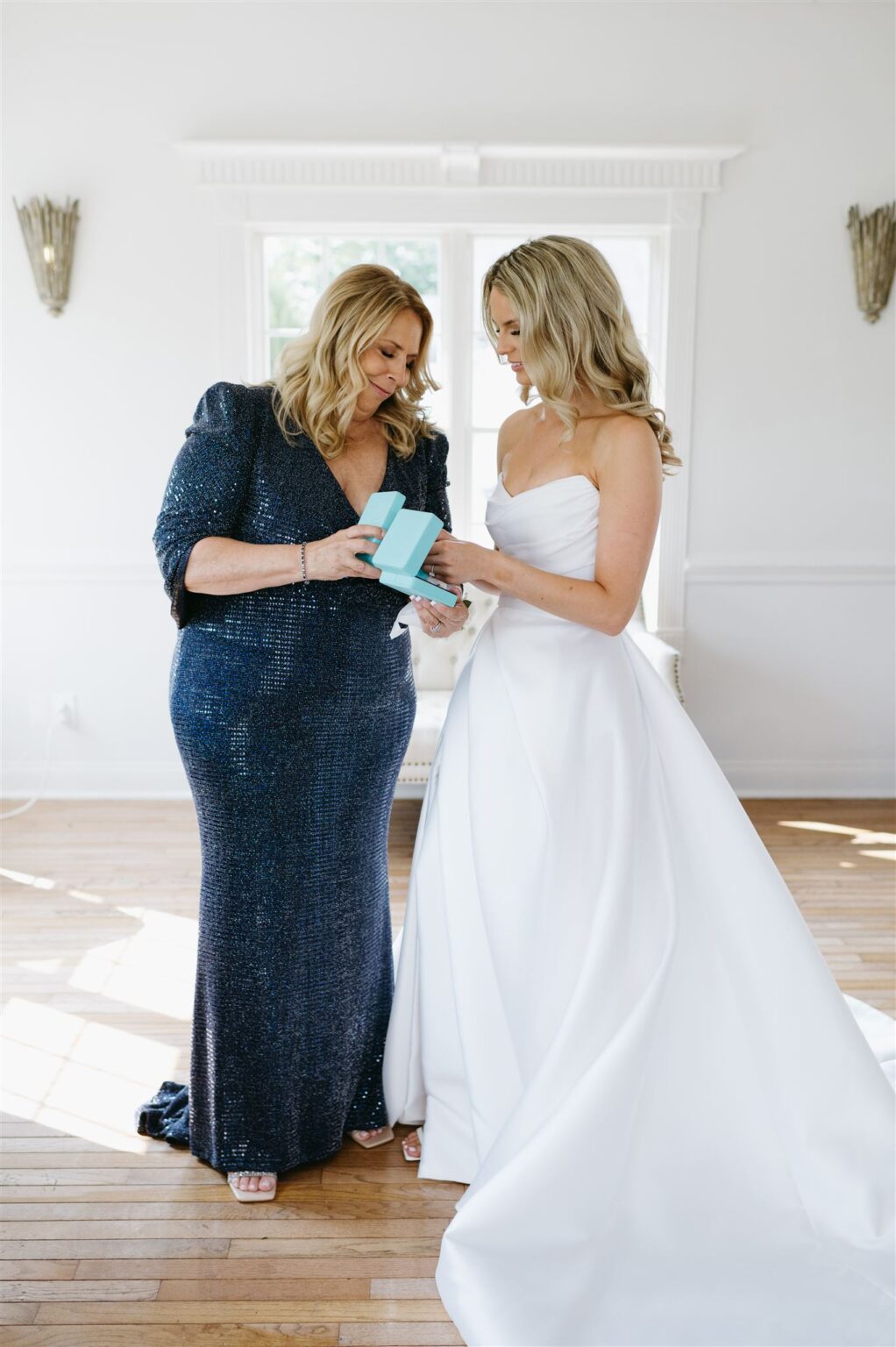 mother-s-day-5-ways-to-honor-your-mom-on-your-wedding-day